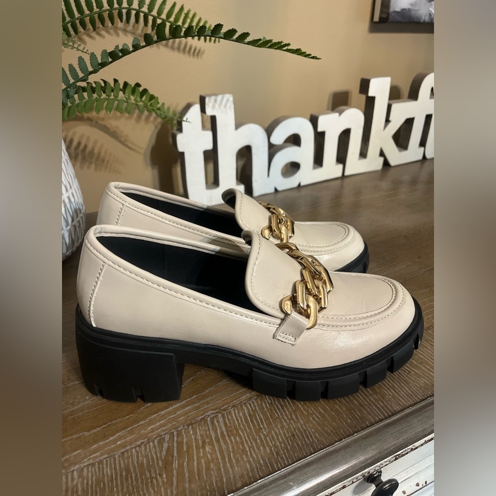 Madden Girl Hoxton Chunky‎ Lug Sole Loafers Almond 7.5 Gold Chain Detail Y2K - Picture 9 of 16